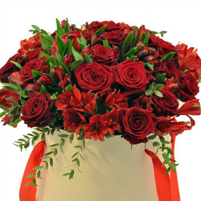 Букет цветов "Шляпная коробка Яркий праздник" Букет цветов "Шляпная коробка Яркий праздник"