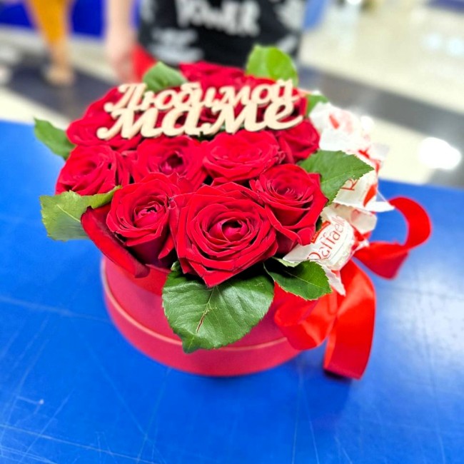 Букет цветов "Шляпная коробка Любовь к маме" Букет цветов "Шляпная коробка Любовь к маме"